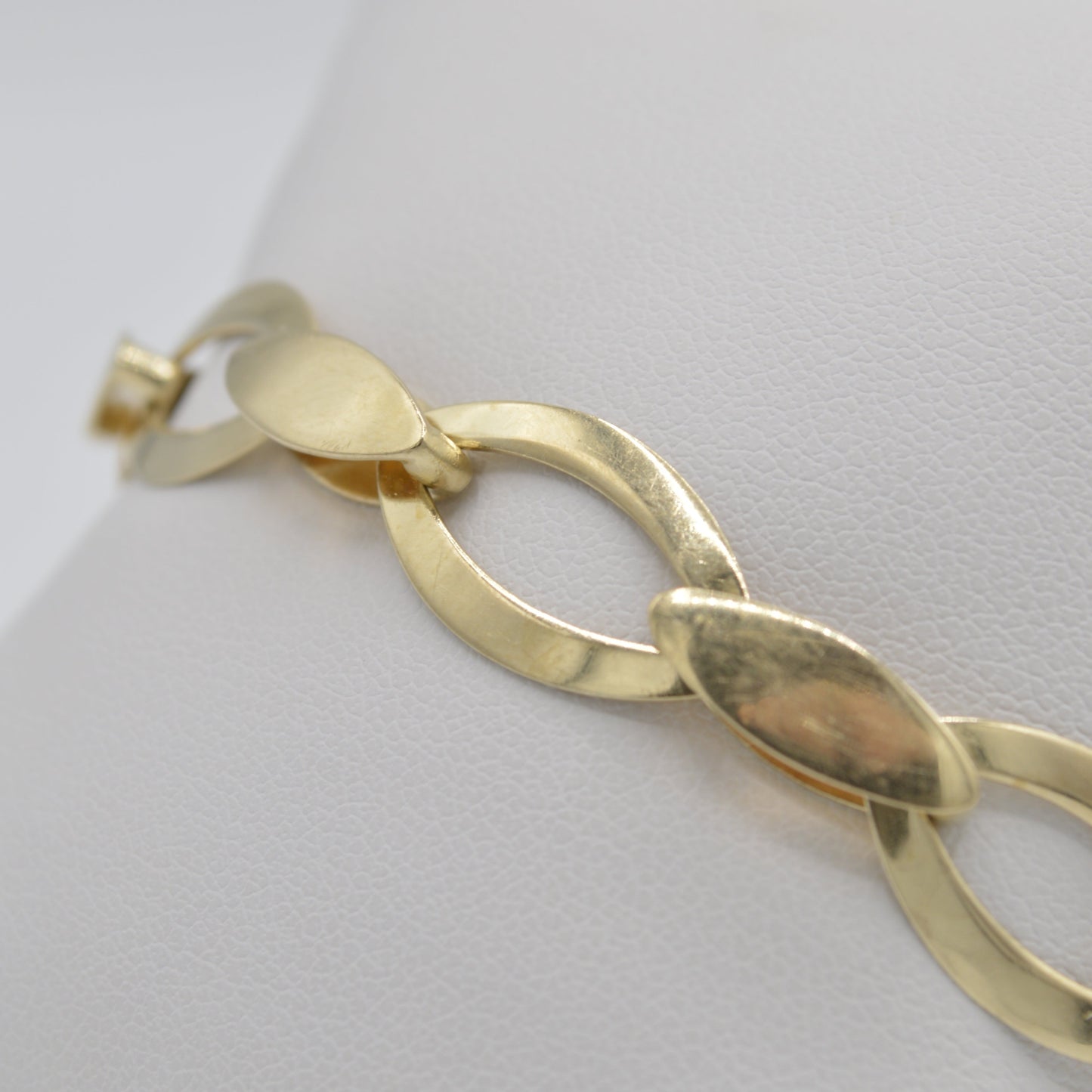 Diamond-Shaped Links