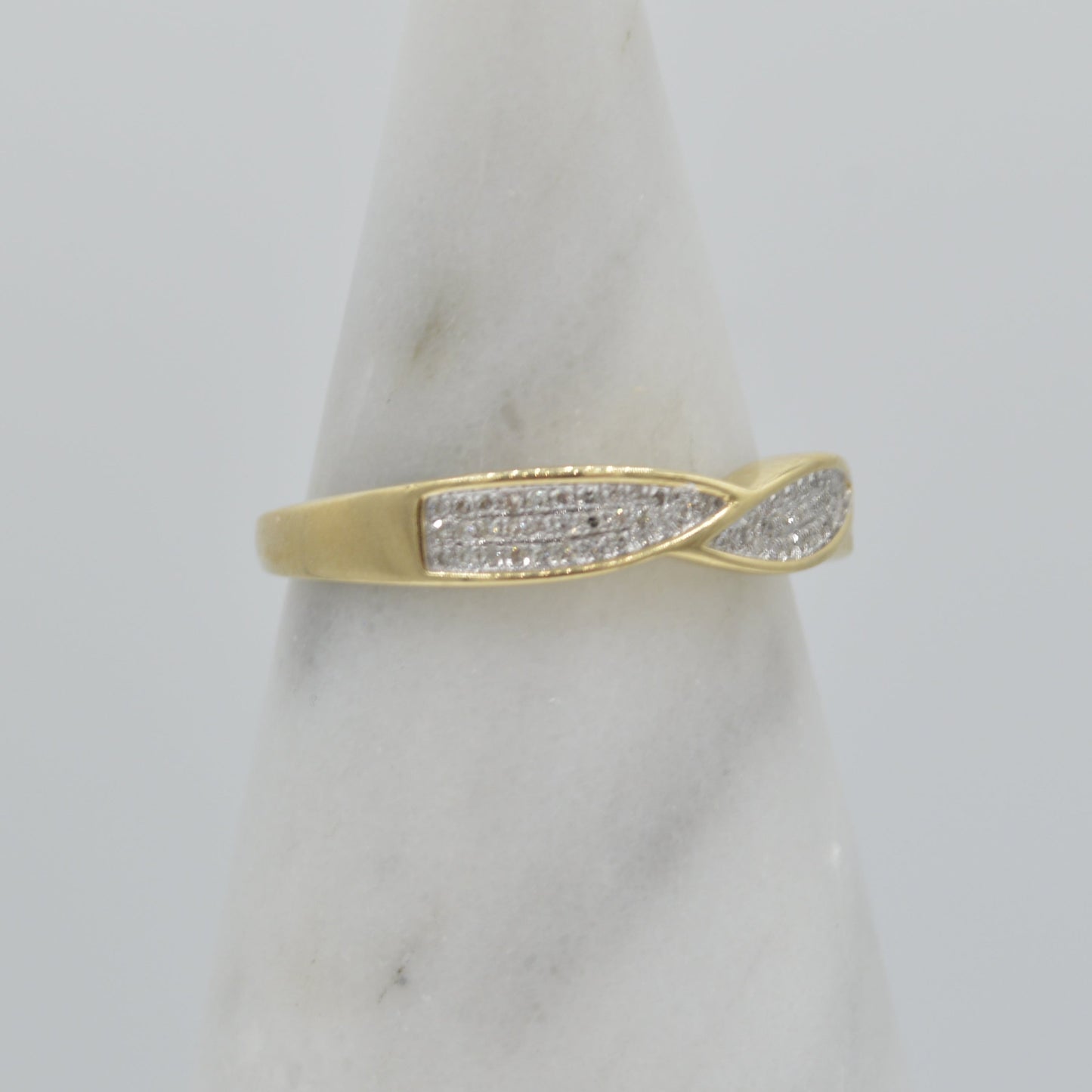 Pavé Petal Band